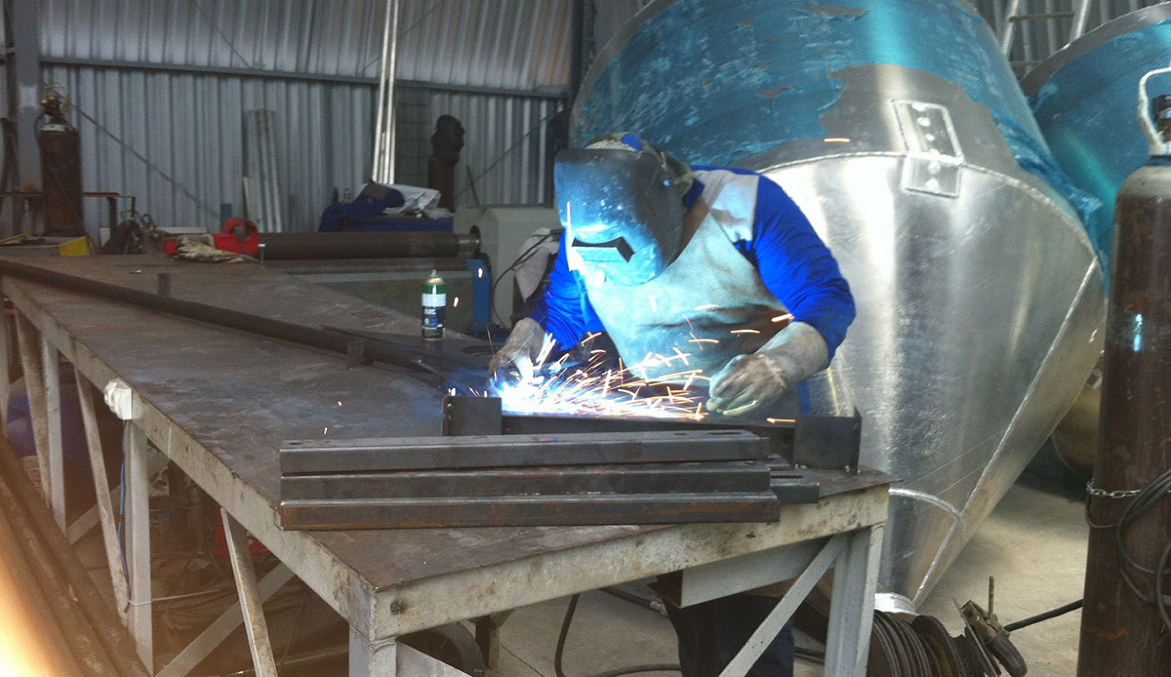 🚀 Seu Projeto em Boas Mãos: Alumínio com Corte Preciso, Solda Forte e Acabamento de Ponta! - Quem Somos | Alumiaço