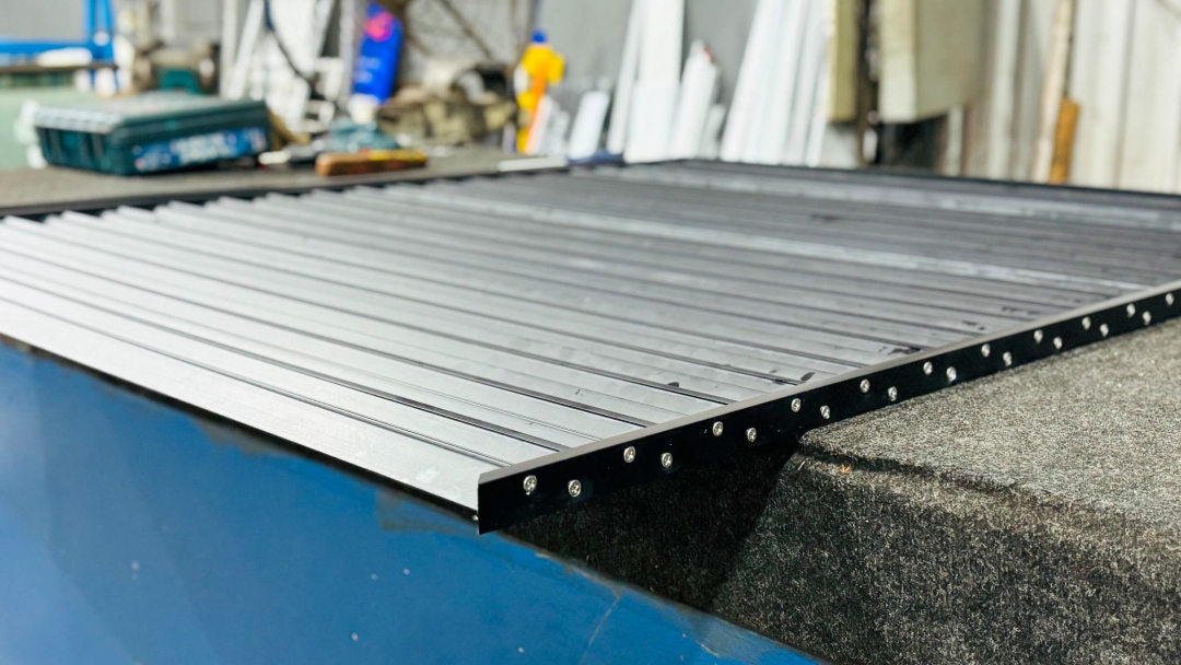 Gradil com perfil veneziana, na cor preto fosco - Gradil com perfil veneziana na cor preta fosco - Produtos | Alumiaço