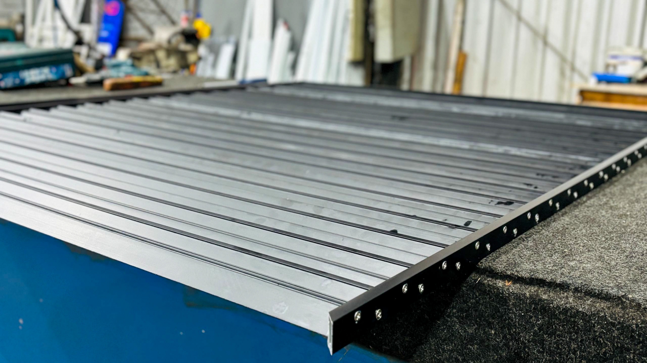 Gradil com perfil veneziana, na cor preto fosco - Gradil com perfil veneziana na cor preta fosco - Produtos | Alumiaço