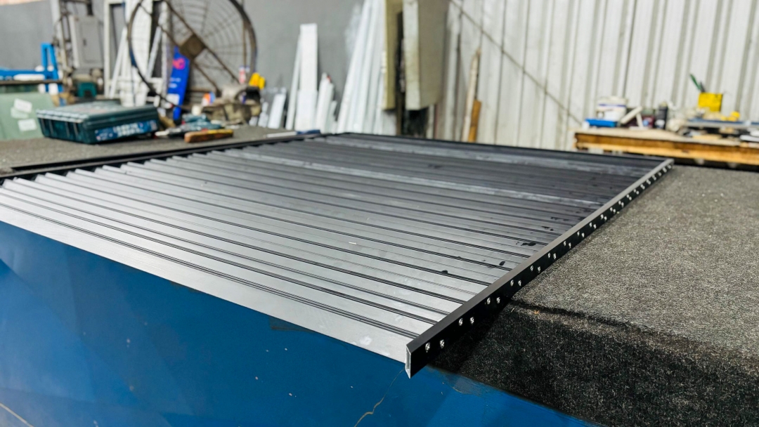 Gradil com perfil veneziana, na cor preto fosco - Gradil com perfil veneziana na cor preta fosco - Produtos | Alumiaço