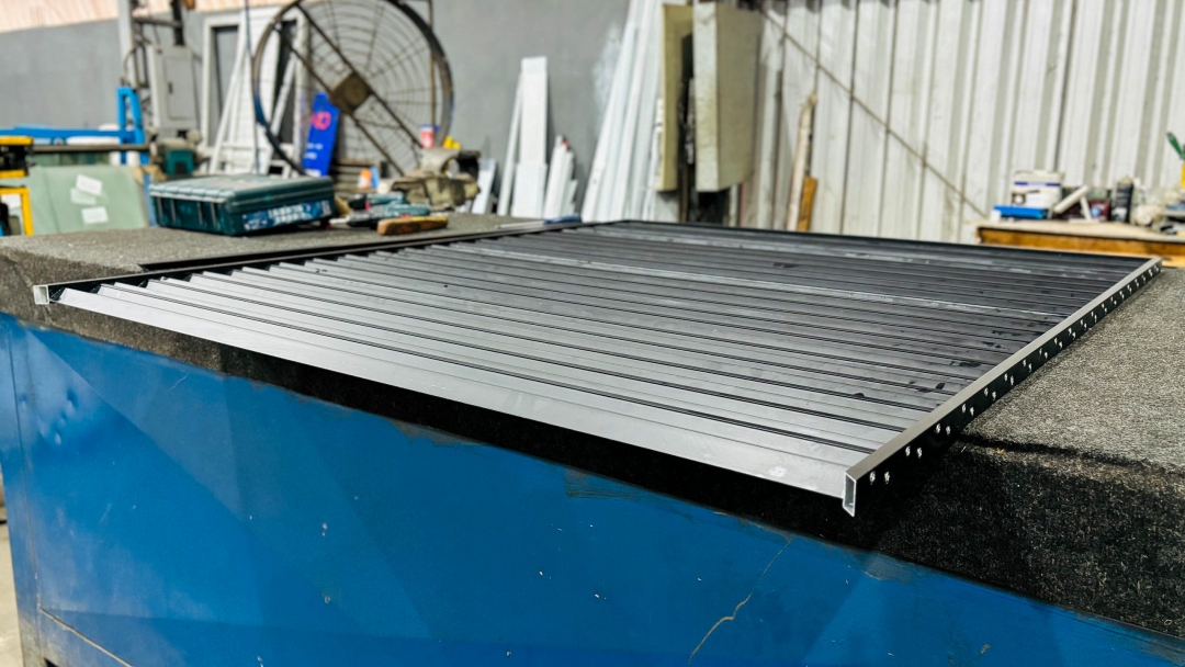 Gradil com perfil veneziana, na cor preto fosco - Gradil com perfil veneziana na cor preta fosco - Produtos | Alumiaço