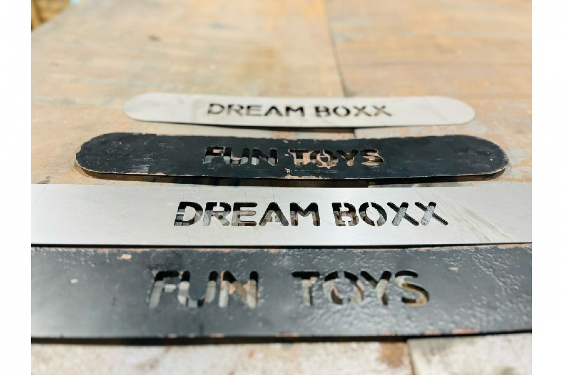 Letreiro de exposição cortados em chapas de aço carbono em chapas de aço carbono 0.8 mm - chapas metálicas cortadas a laser com escrita vazada (ou gravada), geralmente usadas para identificação, decoração ou personalização. - Produtos | Alumiaço